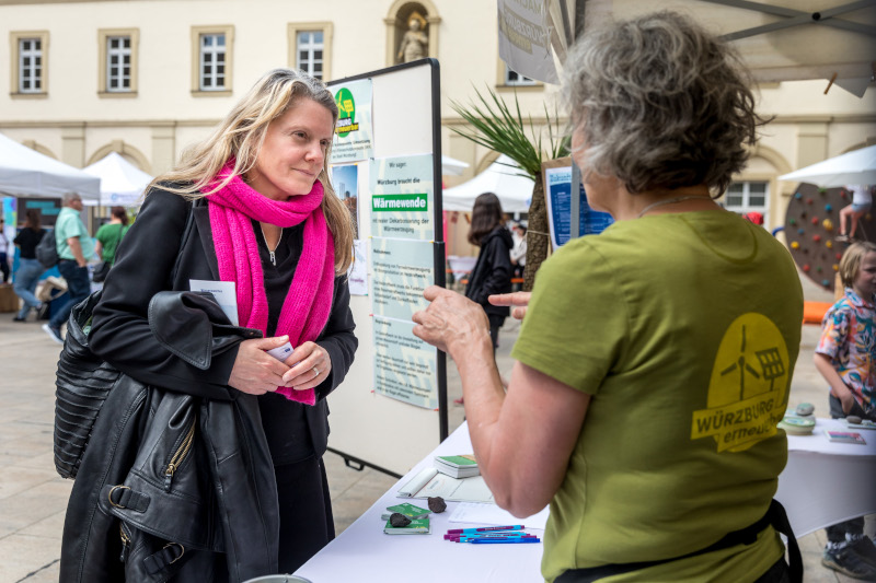 Die EU-Abgeordnete Henrike Hahn vor einem der Stände, die im Rahmen des Zukunftsfestes aufgebaut wurden. 