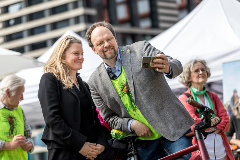 Patrick Friedl und Henrike Hahn beim Selfie machen. 