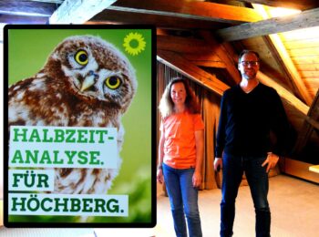 Susanne Cimander und Sven Winzenhörlein stehen neben dem Plakat Halbzeitanalyse