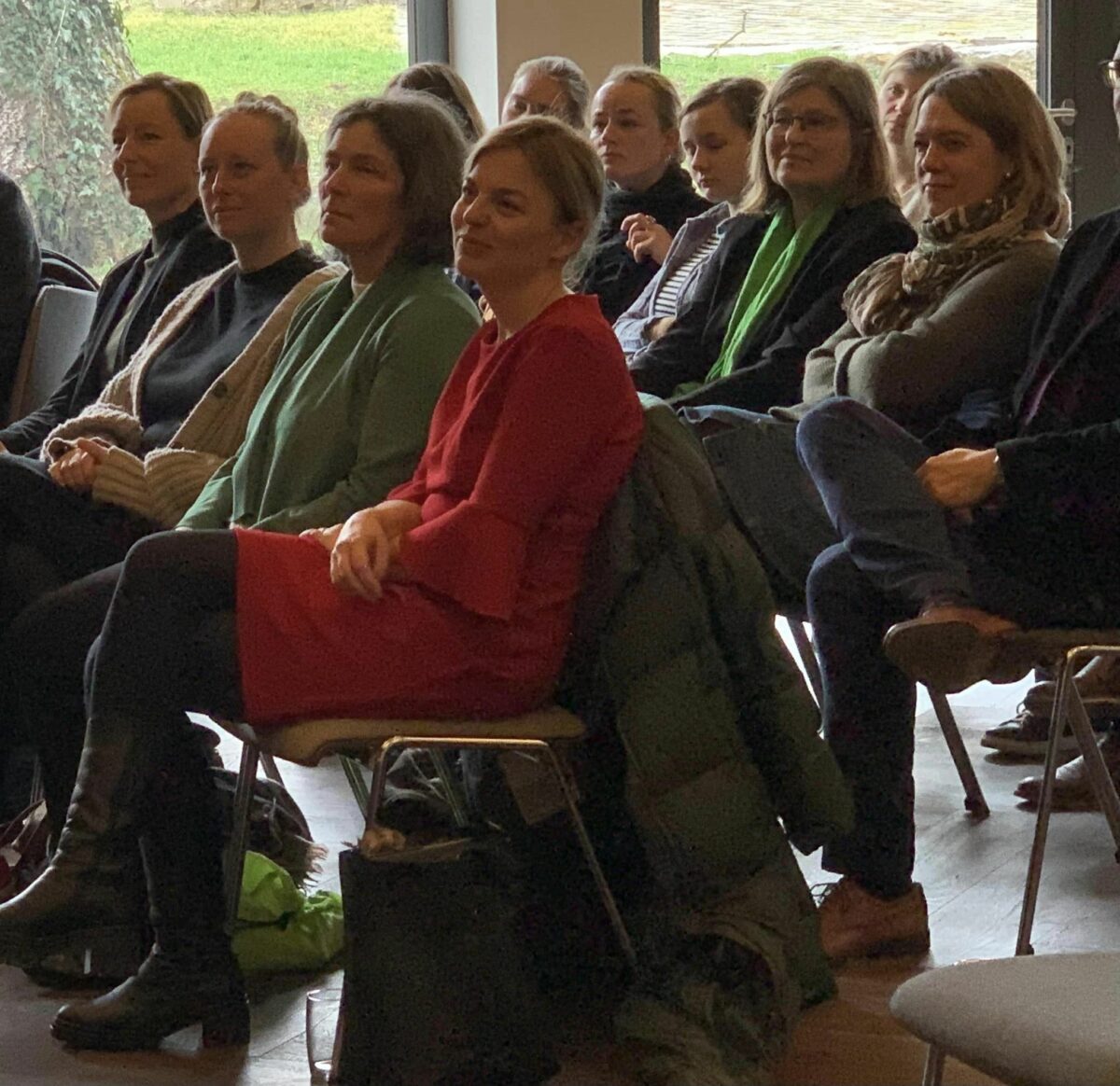 Foto von den Vortragenden Katharina Schulze, Kerstin Celina, Eva-Maria Stöckelein und Eva von Vietinghoff-Scheel, noch im Publikum sitzend.