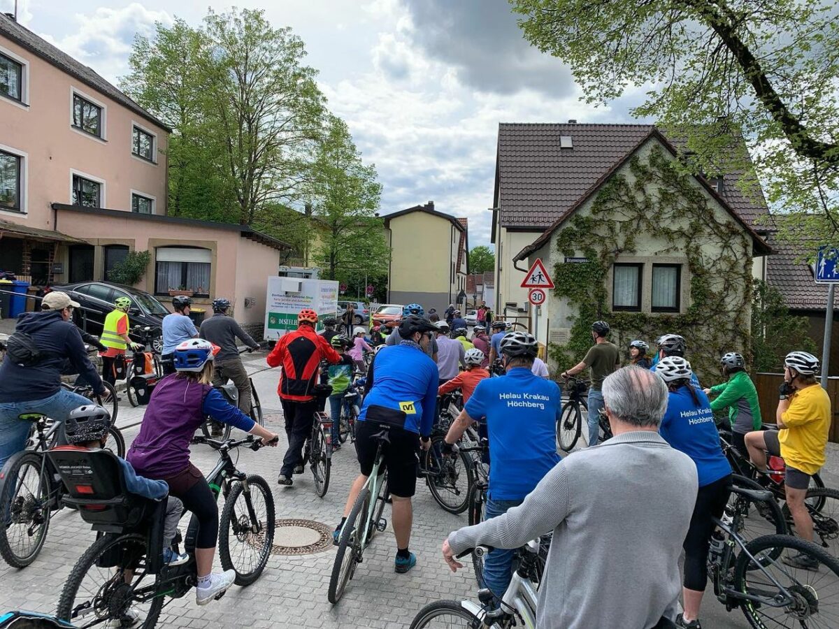 Die Fahrradtruppe umgeben von Häusern auf einem zentralen Platz