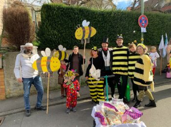 Gruppenfoto von den Höchberger Grünen verkleidet als Bienen und Imker