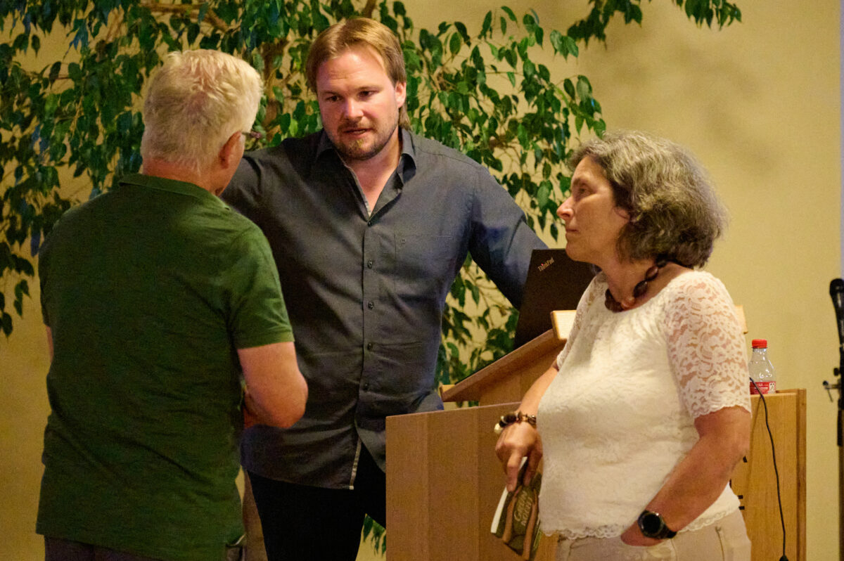 Christian Störlein, Kerstin Celina und ein dritter Mann im Gespräch. 