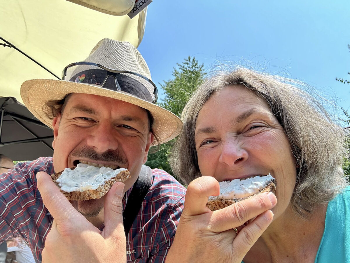 Christian Stück und Kerstin Celina beißen genüsslich in ihr Kräuterquarkbrot.