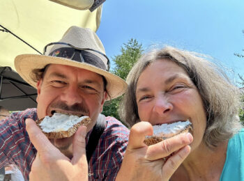 Christian und Kerstin Celina beißen genüsslich in ihr Kräuterquarkbrot.