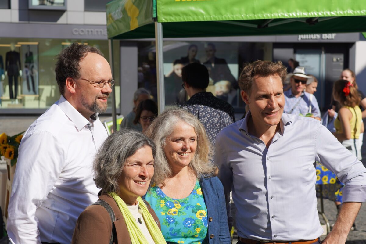 Ein Foto mit MdL Kerstin Celina, MdL Patrick Friedl, MdL Ludwig Hartmann und Bezirksrätin Christina Feiler 