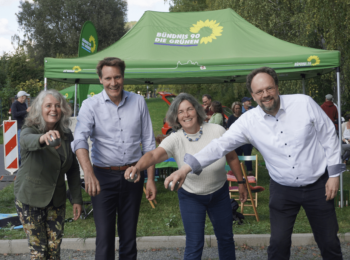 Ein Foto von Christina Feiler, Ludwig Hartmann, Kerstin Celina und Patrick Friedl, wie sie Boule Kugel in die Mitte halten.