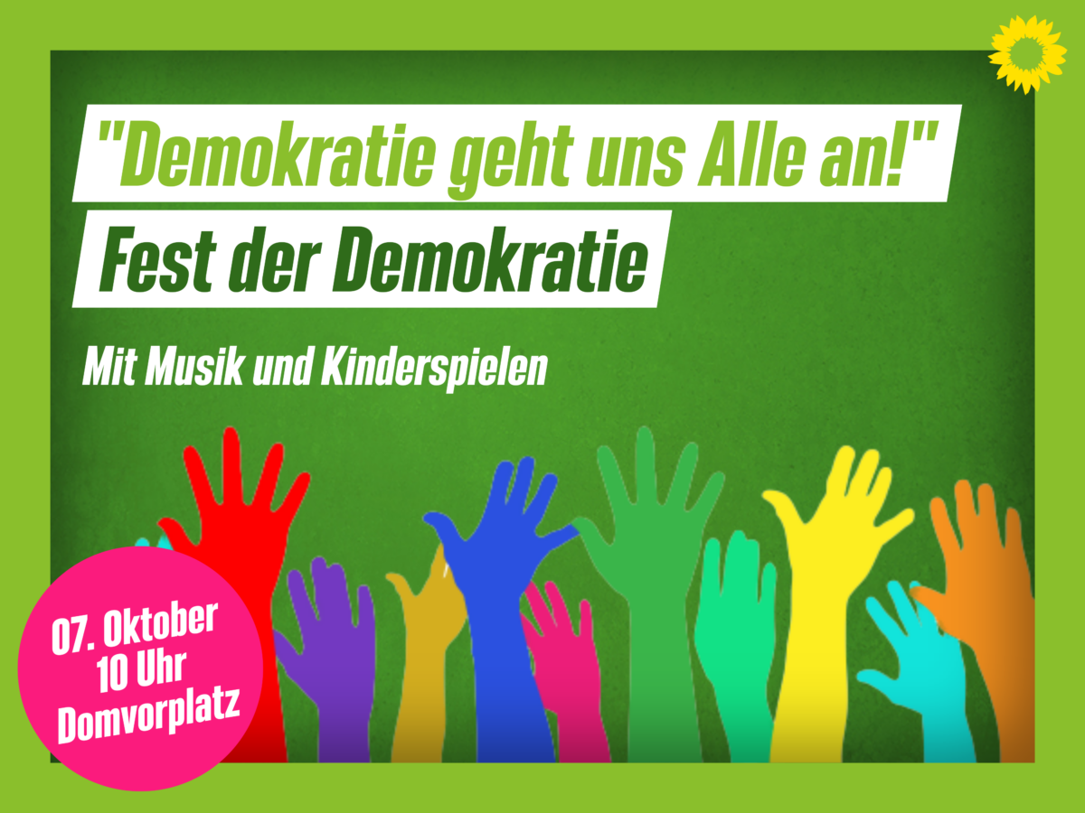 Ein Plakat mit dem Slogan "Demokratie geht uns alle an. Fest der Demokratie. Mit Musik und Kinderspielen" Darunter sind bunte ausgestreckte Hände zu sehen. 