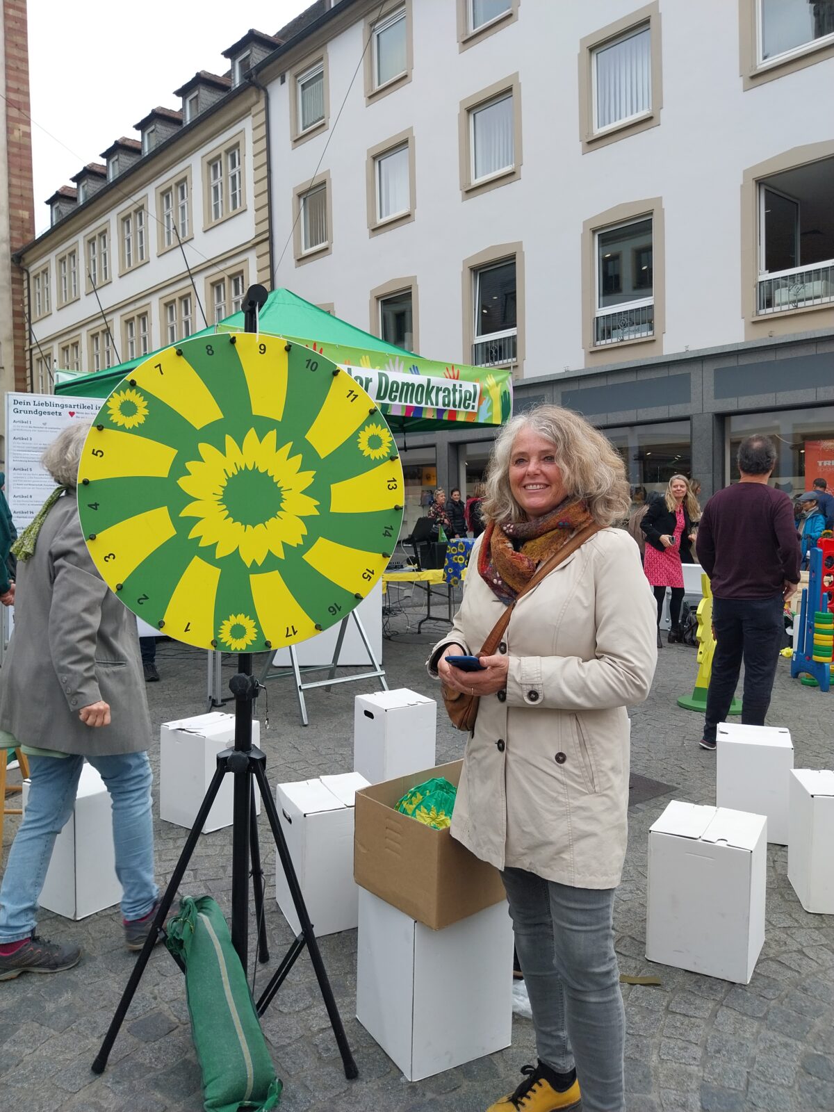 Ein Bild von Bezirksrätin Christina Feiler mit dem Glücksrad.