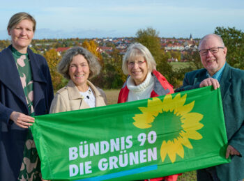 Der neugewählte GRÜNE Vorstand aus Kürnach gemeinsam mit ihrem Banner in der Hand