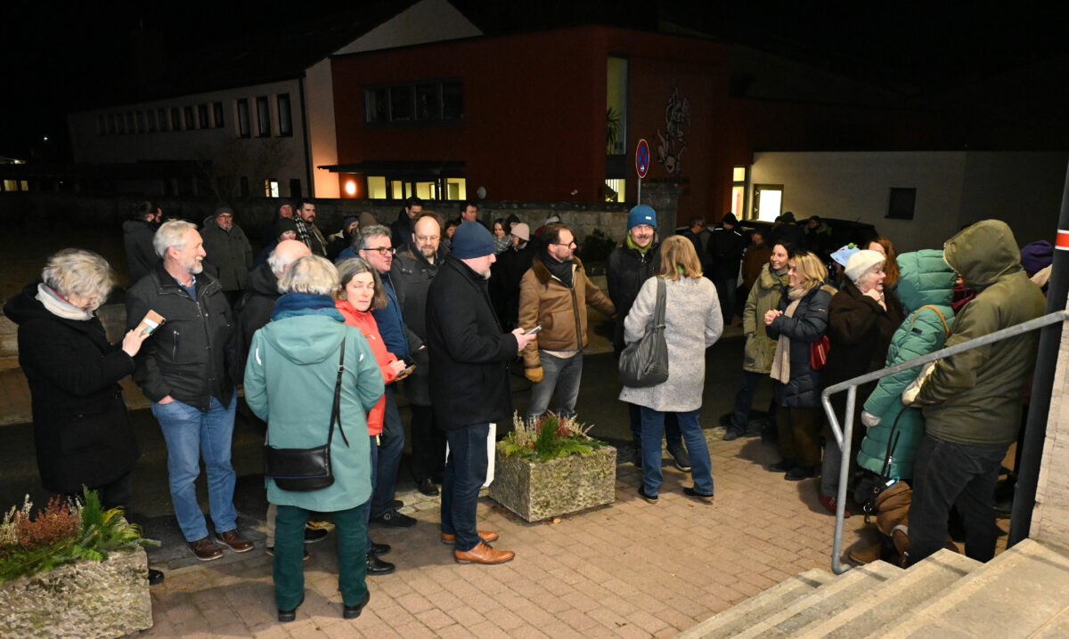 Menschenansammlung wartet gemeinsam mit Christian Stück auf die Verkündung des Wahlergebnisses