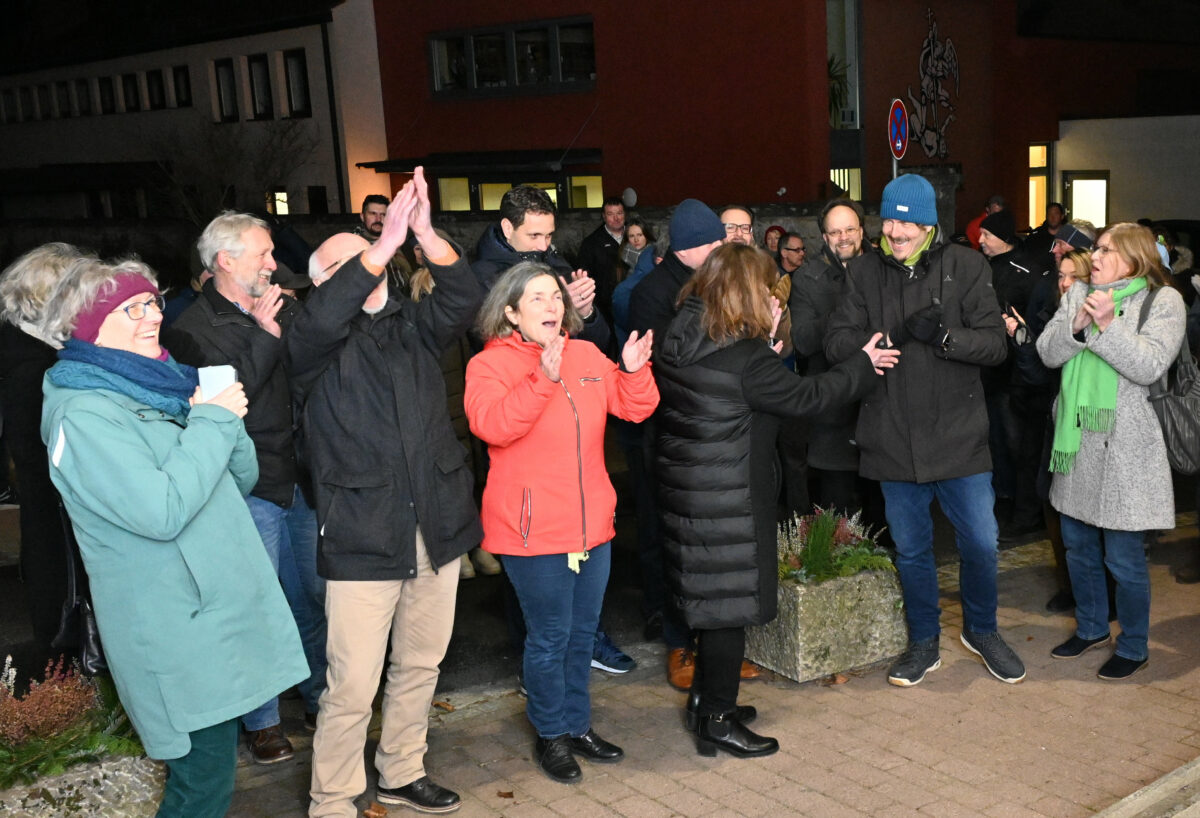 Soeben wurde das Ergebnis geteilt, es wird geklatscht und die Freude steht den Menschen ins Gesicht geschrieben