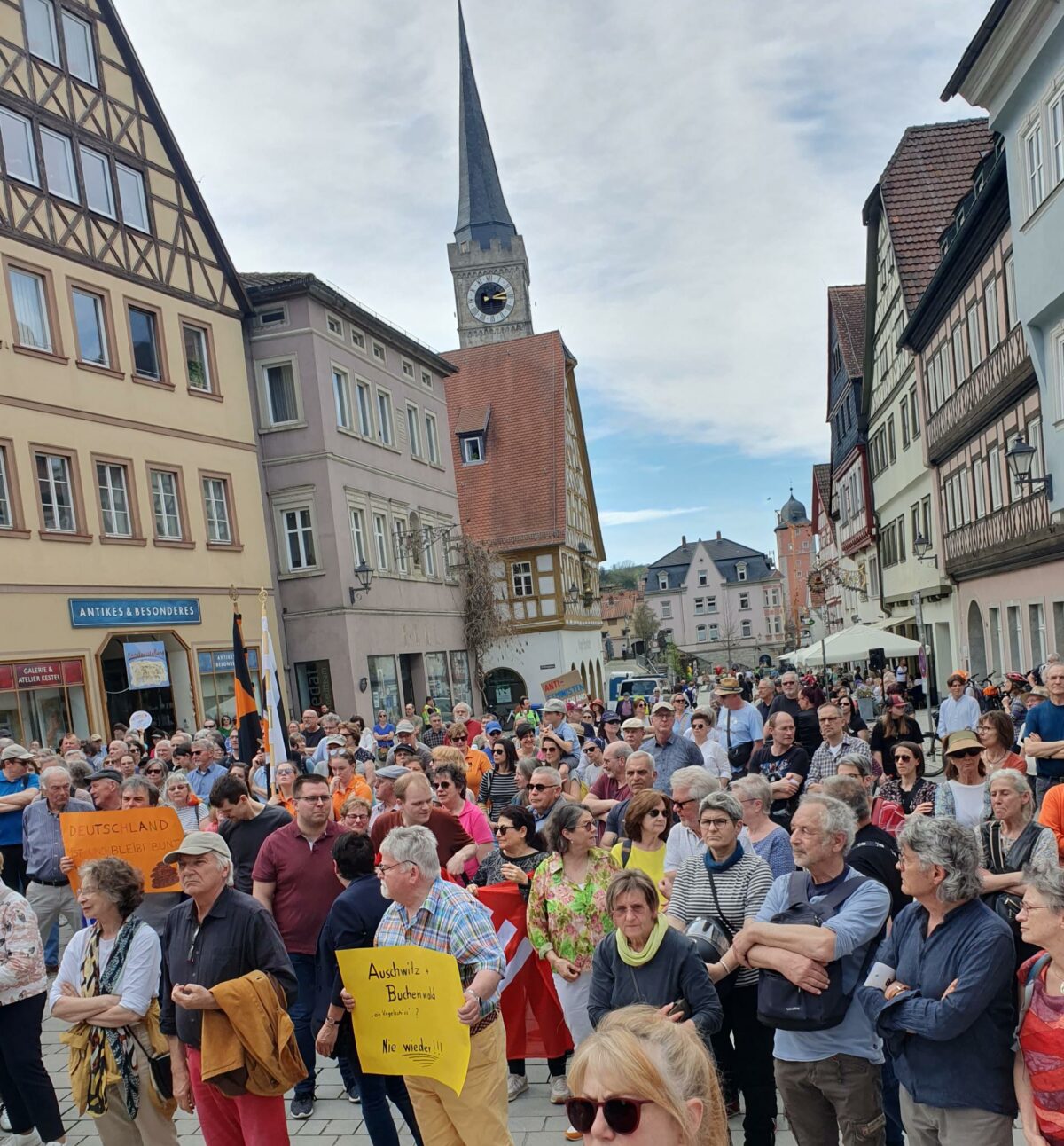 Foto von Vorne , von Menschen mit Plakaten, unter anderem zu Lesen ist "Auschwitz-Buchenwald... Nie wieder!" und "Deutschland ist und bleibt bunt"