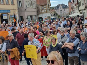 Foto von Vorne , von Menschen mit Plakaten, unter anderem zu Lesen ist "Auschwitz-Buchenwald... Nie wieder!" und "Deutschland ist und bleibt bunt"