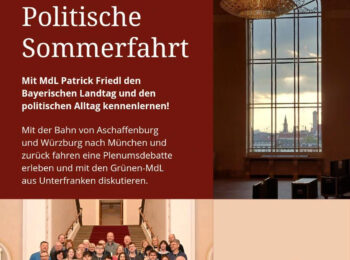 Flyer bzw. Einladung zur Poltischen Sommerfahrt mit den im Text erwähnten Informationen. Außerdem ein Gruppenbild auf der Eingangstreppe mit Besucher*innen und den Abgeordneten und ein Bild von einem Fenster im bayerischen Landtag mit Ausblick nach draußen.