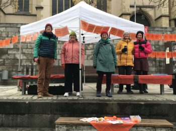 Auf dem Bild sind vier Personen vor einem weißen Pavillon zu erkennen. Von links: Katharina Amon (Wildwasser Würzburg e.V.) sowie Karen Bauer, Britta Huber, Claudia Weber und Teresa Müller-Ott (die vier Ortsvorständinnen Die Grünen Ochsenfurt)