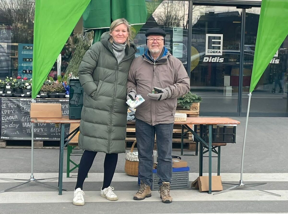 zwei Menschen vor dem Infostand in Kürnach