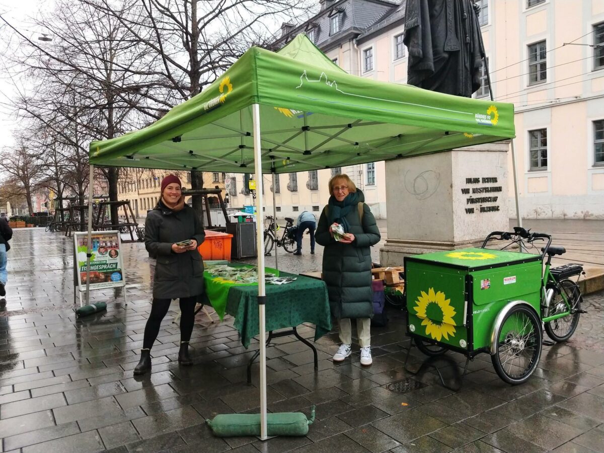 zwei Menschen bei dem Infostand in Kürnach