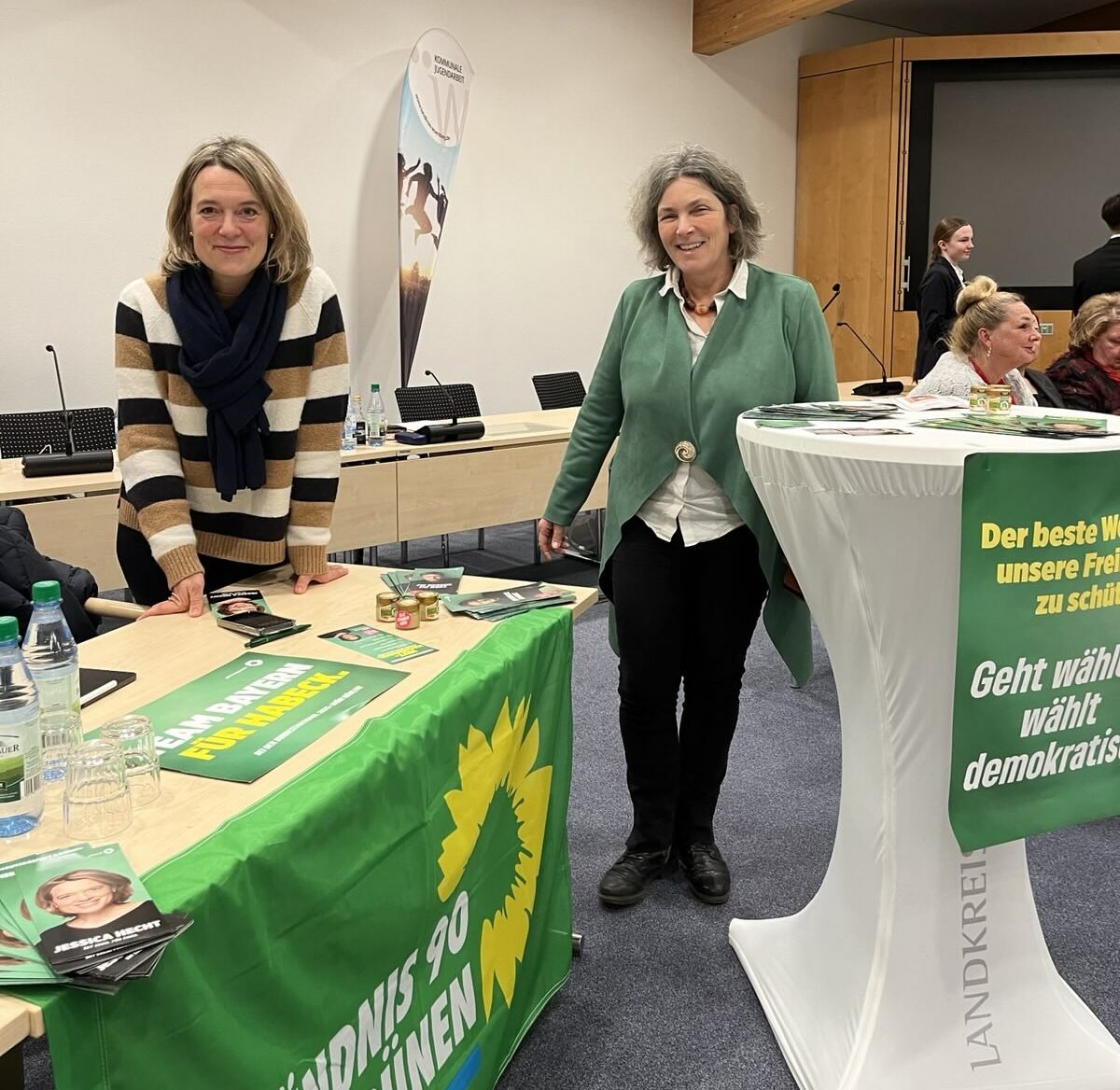 Ein Foto von Jessica Hecht und Kerstin Celina vor dem Stand der Grünen beim Jugendkreistag.