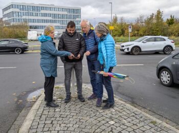Diskutieren am Übergang K 4 die aktuellen Pläne: Beatrix Radke (Fraktionsvorsitzende), Ilyas Aldogan (Gemeinderat), Manfred Gessler (AG Mobilität) und Brigitte List-Gessler (Vorsitzende Ortsverband). Foto: Daniel Ritter